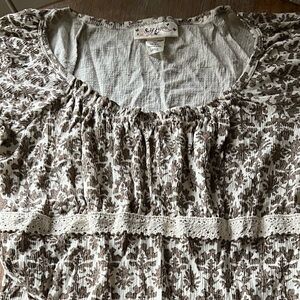 Self Esteem print top with ivory lace trim in Light Taupe. Brand new.Size Large.
